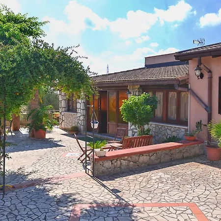3 Bedroom Pet Friendly In Solarino