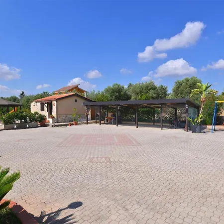 3 Bedroom Pet Friendly In Solarino