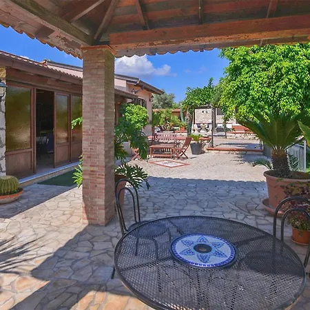 別荘 3 Bedroom Pet Friendly In Solarino