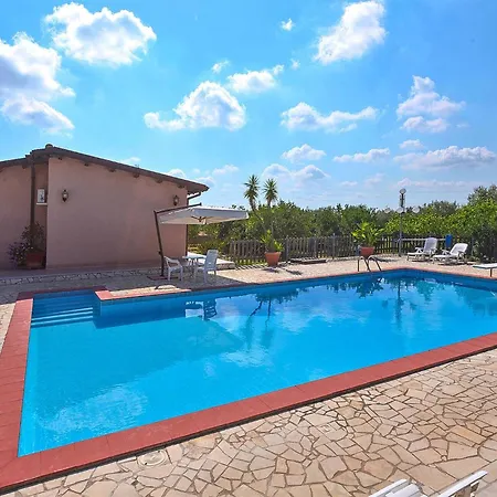 3 Bedroom Pet Friendly In Solarino